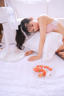 二次元女生开襟开叉裙穿搭壁纸